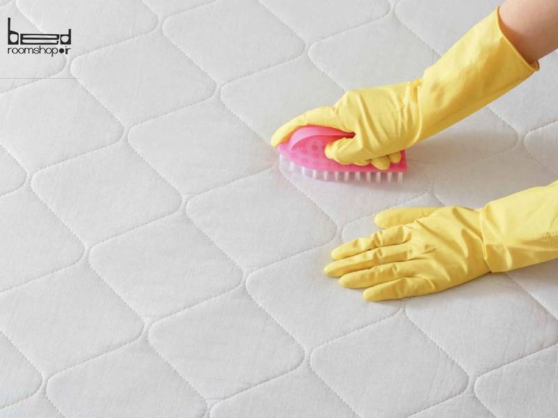 روشهای موثر پاک کردن لکههای آرایشی از سرویس ملحفه