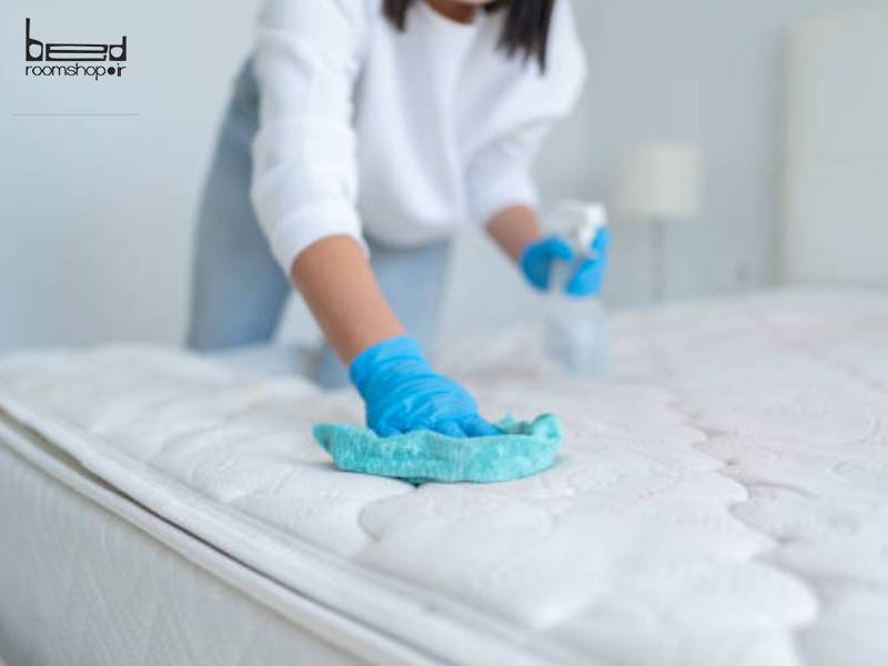 چرا باید سریع لکه ادرار از روی تشک پاک شود؟